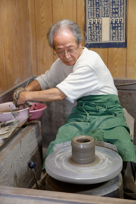 Tozan Kimura, the 17th generation of his family to head the Tokeido Pottery in Imbe, Okyama Prefecture, the centre of Bizen Yaki pottery manufacture.  After a rather awkward discussion, since he speaks virtually no English and I no Japanese he stopped what he was doing and made 3 pots to so us how he works.   
