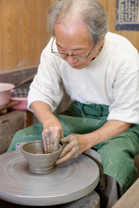 Tozan Kimura, the 17th generation of his family to head the Tokeido Pottery in Imbe, Okyama Prefecture, the centre of Bizen Yaki pottery manufacture.  After a rather awkward discussion, since he speaks virtually no English and I no Japanese he stopped what he was doing and made 3 pots to so us how he works.   
