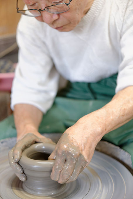 Tozan Kimura, the 17th generation of his family to head the Tokeido Pottery in Imbe, Okyama Prefecture, the centre of Bizen Yaki pottery manufacture.  After a rather awkward discussion, since he speaks virtually no English and I no Japanese he stopped what he was doing and made 3 pots to so us how he works.   