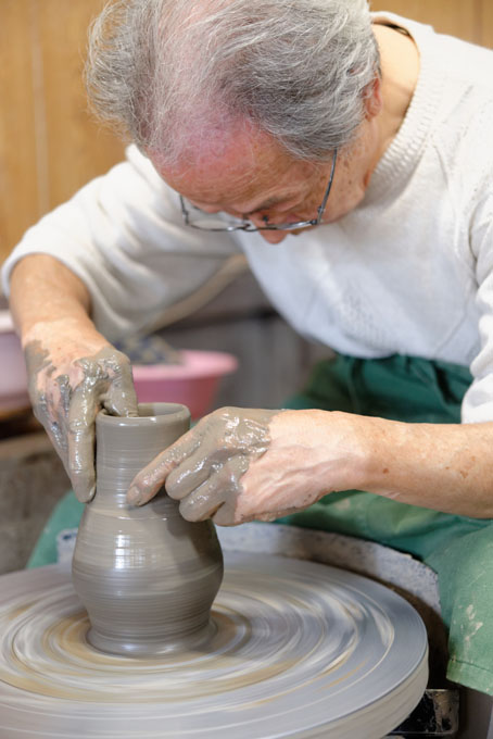 Tozan Kimura, the 17th generation of his family to head the Tokeido Pottery in Imbe, Okyama Prefecture, the centre of Bizen Yaki pottery manufacture.  After a rather awkward discussion, since he speaks virtually no English and I no Japanese he stopped what he was doing and made 3 pots to so us how he works.   