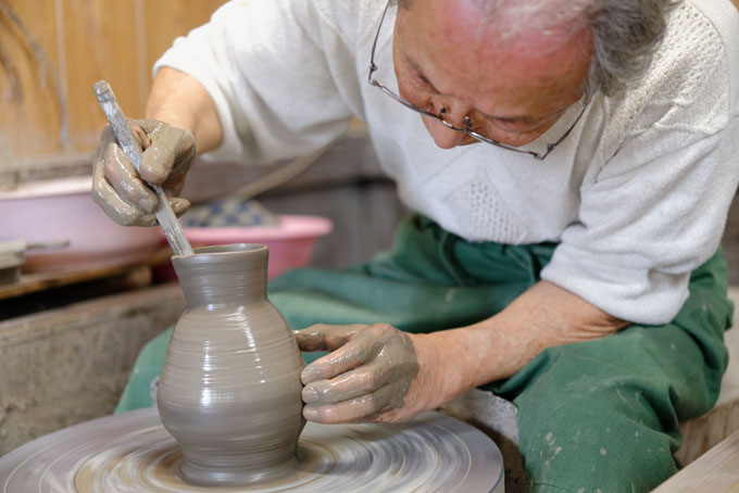Tozan Kimura, the 17th generation of his family to head the Tokeido Pottery in Imbe, Okyama Prefecture, the centre of Bizen Yaki pottery manufacture.  After a rather awkward discussion, since he speaks virtually no English and I no Japanese he stopped what he was doing and made 3 pots to so us how he works.   