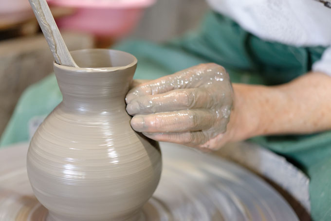 Tozan Kimura, the 17th generation of his family to head the Tokeido Pottery in Imbe, Okyama Prefecture, the centre of Bizen Yaki pottery manufacture.  After a rather awkward discussion, since he speaks virtually no English and I no Japanese he stopped what he was doing and made 3 pots to so us how he works.   
