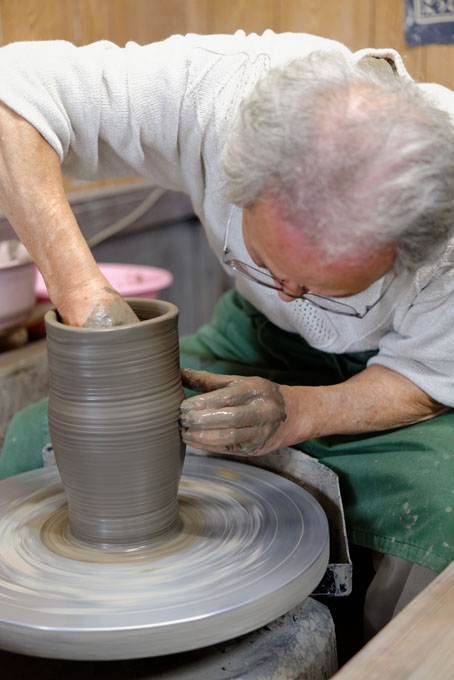 Tozan Kimura, the 17th generation of his family to head the Tokeido Pottery in Imbe, Okyama Prefecture, the centre of Bizen Yaki pottery manufacture.  After a rather awkward discussion, since he speaks virtually no English and I no Japanese he stopped what he was doing and made 3 pots to so us how he works.   