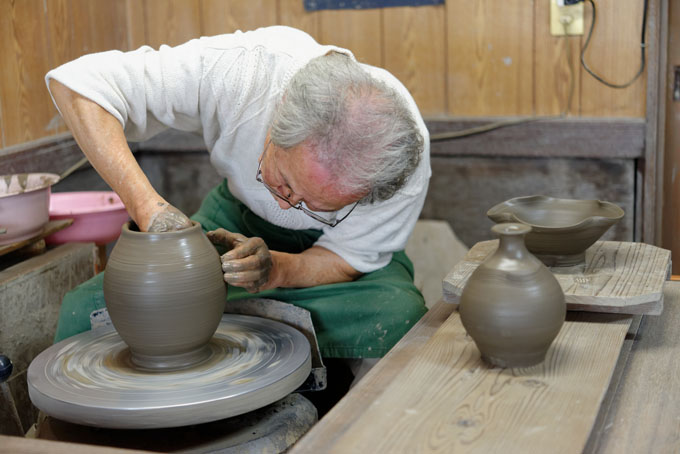Tozan Kimura, the 17th generation of his family to head the Tokeido Pottery in Imbe, Okyama Prefecture, the centre of Bizen Yaki pottery manufacture.  After a rather awkward discussion, since he speaks virtually no English and I no Japanese he stopped what he was doing and made 3 pots to so us how he works.   