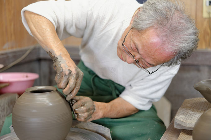 Tozan Kimura, the 17th generation of his family to head the Tokeido Pottery in Imbe, Okyama Prefecture, the centre of Bizen Yaki pottery manufacture.  After a rather awkward discussion, since he speaks virtually no English and I no Japanese he stopped what he was doing and made 3 pots to so us how he works.   