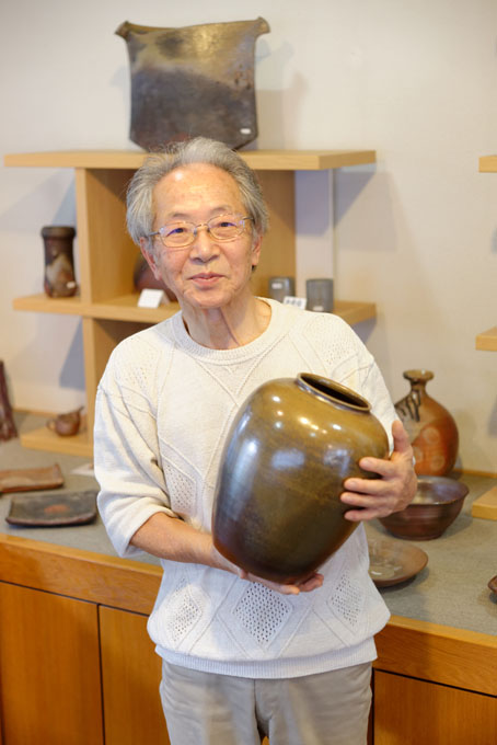 Tozan Kimura, the 17th generation of his family to head the Tokeido Pottery in Imbe, Okyama Prefecture, the centre of Bizen Yaki pottery manufacture.  After a rather awkward discussion, since he speaks virtually no English and I no Japanese he stopped what he was doing and made 3 pots to so us how he works.   
