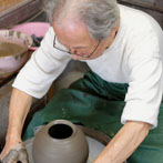 Tozan Kimura, the 17th generation of his family to head the Tokeido Pottery in Imbe, Okyama Prefecture, the centre of Bizen Yaki pottery manufacture.  After a rather awkward discussion, since he speaks virtually no English and I no Japanese he stopped what he was doing and made 3 pots to so us how he works.   