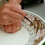Laurence McGowan decorating a plate